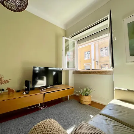 Bright & Spacious By The River, By Timecooler * Lisbona