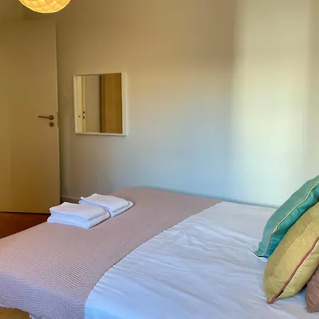 Bright & Spacious By The River, By Timecooler Lisbona