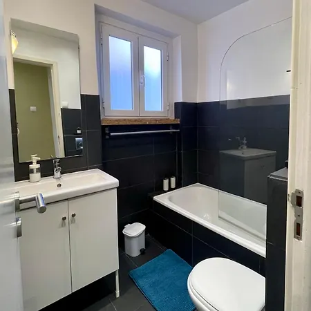 Bright & Spacious By The River, By Timecooler Appartamento *