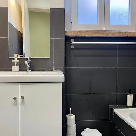 Bright & Spacious By The River, By Timecooler Lejlighed