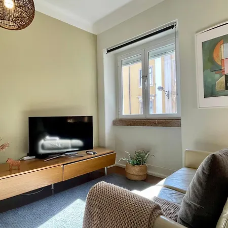 Bright & Spacious By The River, By Timecooler Lisboa