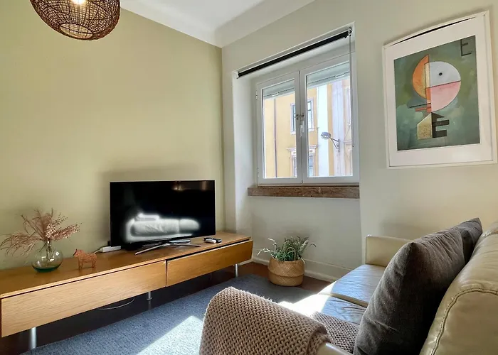 Bright & Spacious By The River, By Timecooler Lisboa