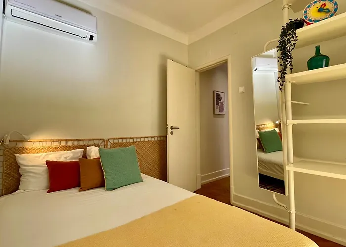 Bright & Spacious By The River, By Timecooler