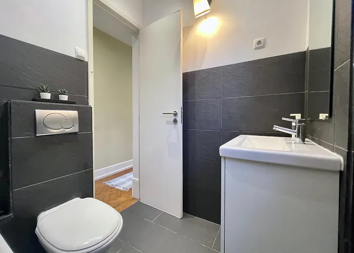 Bright & Spacious By The River, By Timecooler